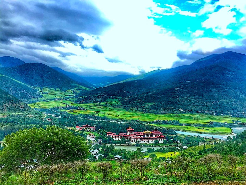 Drive to Punakha (1,300m/4500ft)